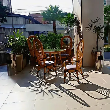 อพาร์ทเม้น Laid Back Tropical Garden *