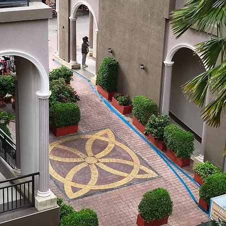 Luxurious With Pool Access