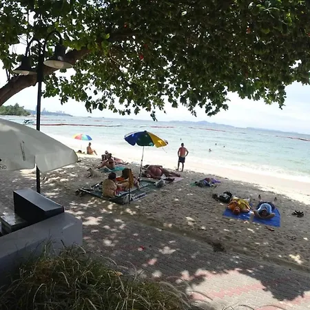 วันหยุดที่บ้าน Luxury Large One Bedroom Seaview Serviced At Wongamat, Pattaya
