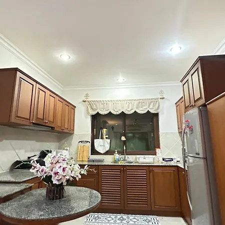 อพาร์ทเม้น Luxury Semi-2bed Pool Near & Walking Street! Pattaya