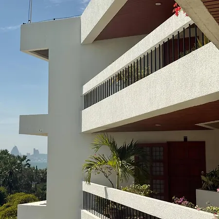 Beachfront 3br With Ocean-view Balcony Apartment *