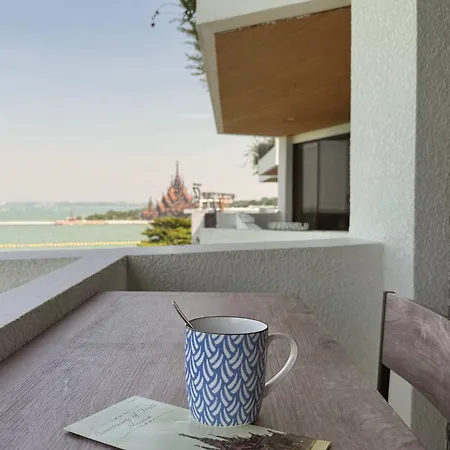 Beachfront 3br With Ocean-view Balcony Apartment Pattaya