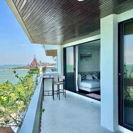 Beachfront 3br With Ocean-view Balcony Pattaya