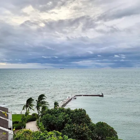 Apartment Beachfront 3br With Ocean-view Balcony Pattaya