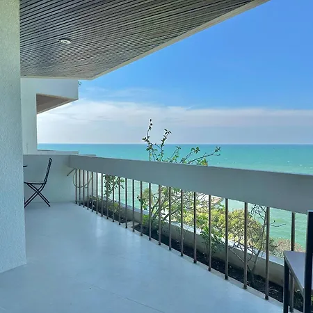Beachfront 3br With Ocean-view Balcony Apartment