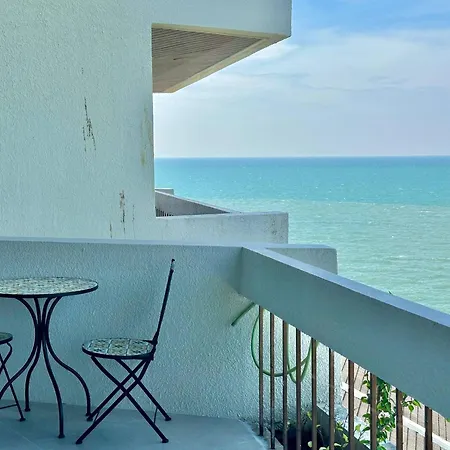 Apartment Beachfront 3br With Ocean-view Balcony *