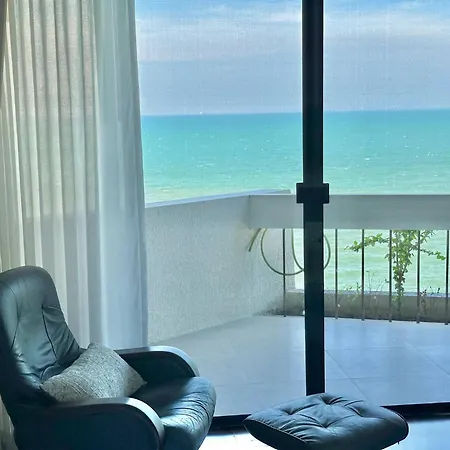 Beachfront 3br With Ocean-view Balcony Pattaya
