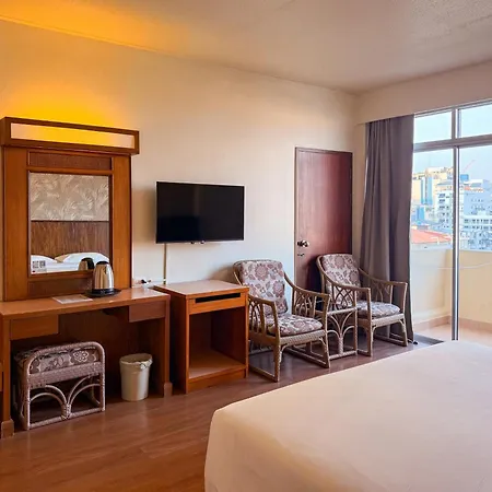 โกลเด้นบีชโฮเทล พัทยา โรงแรม 4*