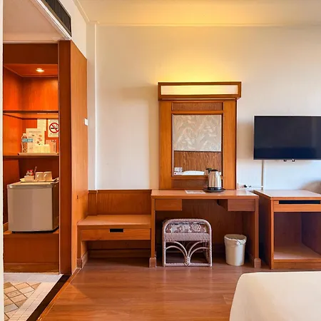 โกลเด้นบีชโฮเทล พัทยา 4* Pattaya