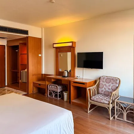 โกลเด้นบีชโฮเทล พัทยา โรงแรม 4*