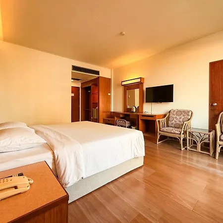 โรงแรม โกลเด้นบีชโฮเทล พัทยา 4*