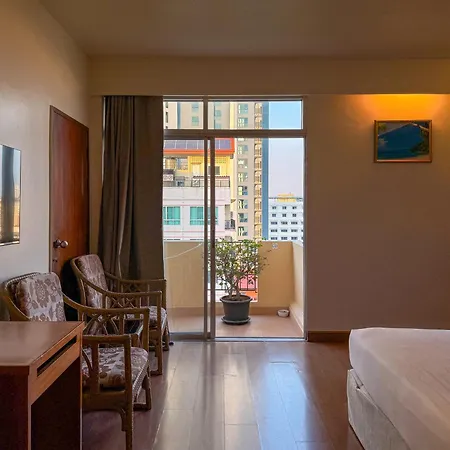 โรงแรม โกลเด้นบีชโฮเทล พัทยา 4*