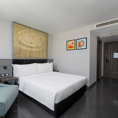 โนวา เอ็กซ์เพรส โฮเทล 4* Pattaya