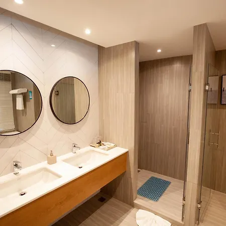 Brighton Grand & Convention Hotel 5*