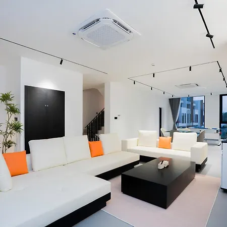 โรงแรม Hiii Aura Pool 5*