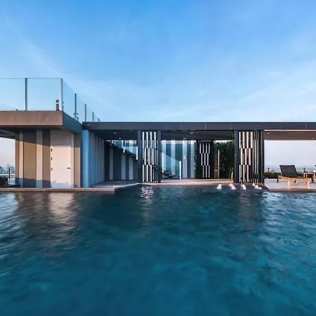 อพาร์ทเม้น Base Quiet King-bed With Infinity Pool & Free Netflix! Pattaya