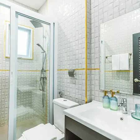 Villa H1市中心稀有的直达私家海滩的现代豪华泳池别墅h Pattaya