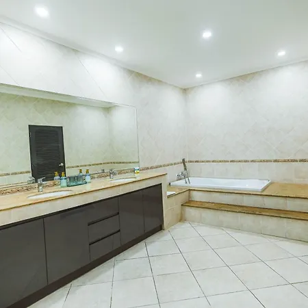 Villa H1市中心稀有的直达私家海滩的现代豪华泳池别墅h