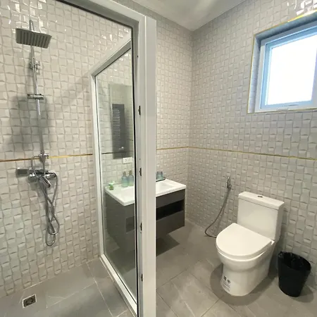 Villa H1市中心稀有的直达私家海滩的现代豪华泳池别墅h Pattaya