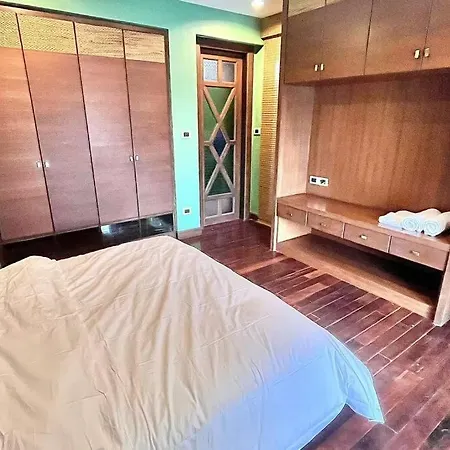 H6市中心 唐人街 航站楼 风月街五房芭提雅海天-泳池别墅o วิลล่า *