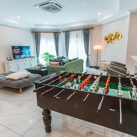 H1市中心稀有的直达私家海滩的现代豪华泳池别墅h Villa *
