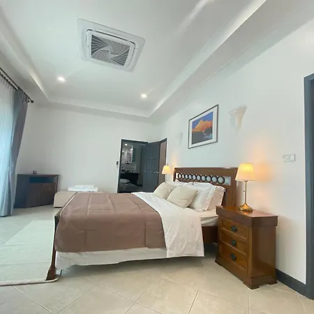 H1市中心稀有的直达私家海滩的现代豪华泳池别墅h Pattaya