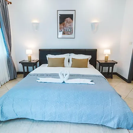 Villa H1市中心稀有的直达私家海滩的现代豪华泳池别墅h
