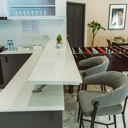 H1市中心稀有的直达私家海滩的现代豪华泳池别墅h Villa