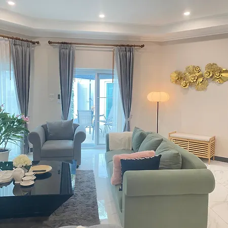 Villa H1市中心稀有的直达私家海滩的现代豪华泳池别墅h *