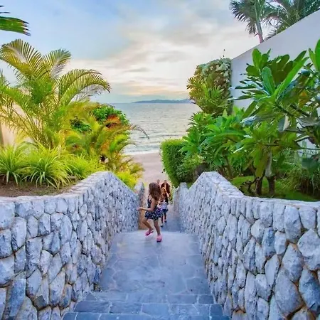 Villa H1市中心稀有的直达私家海滩的现代豪华泳池别墅h Pattaya