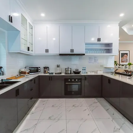 Villa H1市中心稀有的直达私家海滩的现代豪华泳池别墅h Pattaya