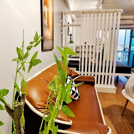 市中心 5分钟到海边 全新房 全新泳池 密码锁 网络电视 阳台 私人洗衣机 可两房联订 *