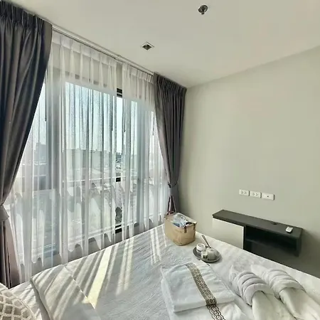 อพาร์ทเม้น The Base 市中心豪华公寓a15 Pattaya
