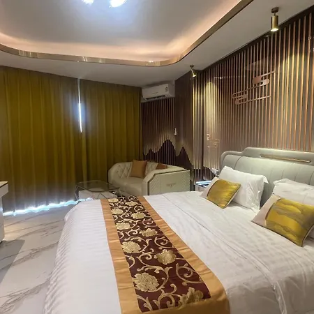 芭提雅中天维塔拉奢华黄金风格酒店公寓中天汽车站旁边 * Pattaya