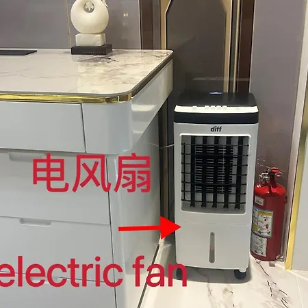芭提雅中天维塔拉奢华黄金风格酒店公寓中天汽车站旁边 *