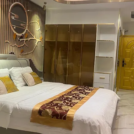 芭提雅中天维塔拉奢华黄金风格酒店公寓中天汽车站旁边 Pattaya