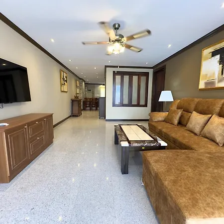 วันหยุดที่บ้าน Spacious 2br Corner - Garden View Balcony - Royal Hill