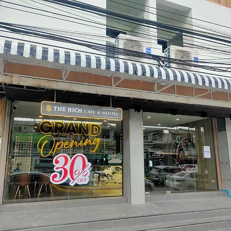 The Rich Cafe & โรงแรมแคปซูล 3*