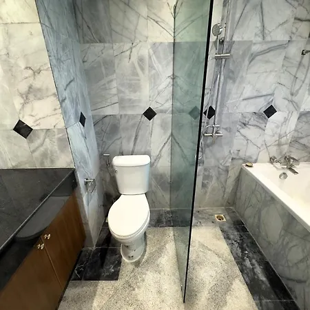วันหยุดที่บ้าน Spacious 2br Corner - Garden View Balcony - Royal Hill *