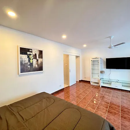 วันหยุดที่บ้าน Stylish 1br Sea-view - 2 Balconies - View Talay 1 Jomtien *