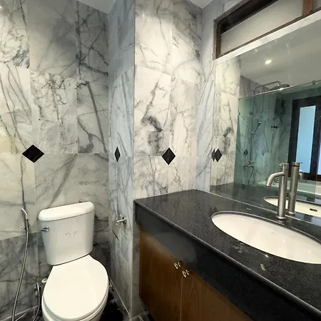 วันหยุดที่บ้าน Spacious 2br Corner - Garden View Balcony - Royal Hill Pattaya