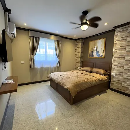วันหยุดที่บ้าน Spacious 2br Corner - Garden View Balcony - Royal Hill