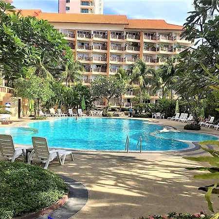 วันหยุดที่บ้าน Spacious 2br Corner - Garden View Balcony - Royal Hill Pattaya