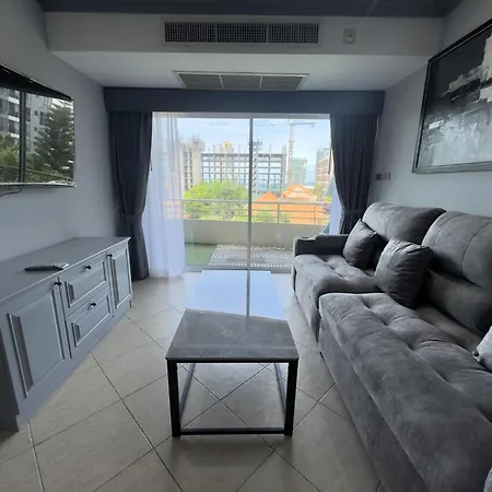 Spacious 2-bedroom Pool-view - Executive 2, Pratumnak Apartment