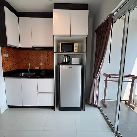 Bright Corner Pool-view With Balcony - New Nordic Vip 3, Pratumnak Apartment *