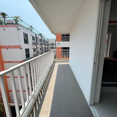 Apartment Bright Corner Pool-view With Balcony - New Nordic Vip 3, Pratumnak *