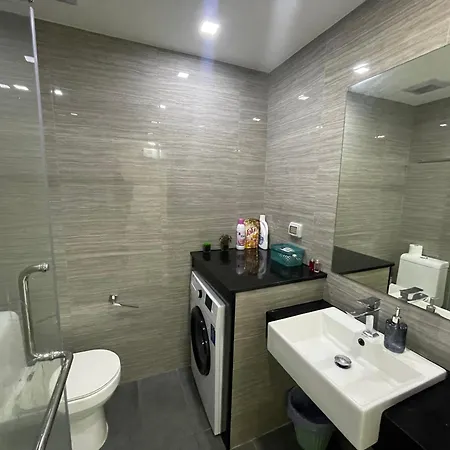 อพาร์ทเม้น Cozy With Swimming Pool, Gym, Sauna, Great Location, Near Beach, Easy Transport - Guest Friendly *