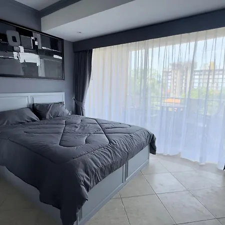 Spacious 2-bedroom Pool-view - Executive 2, Pratumnak Apartment Pattaya