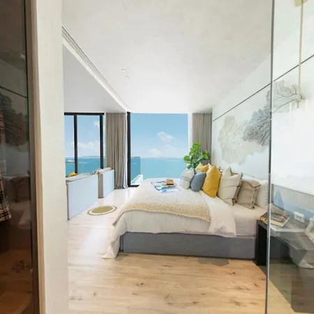 อพาร์ทเม้น Ultra-luxury Sea View At Arom Pattaya