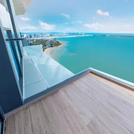 อพาร์ทเม้น Ultra-luxury Sea View At Arom Pattaya